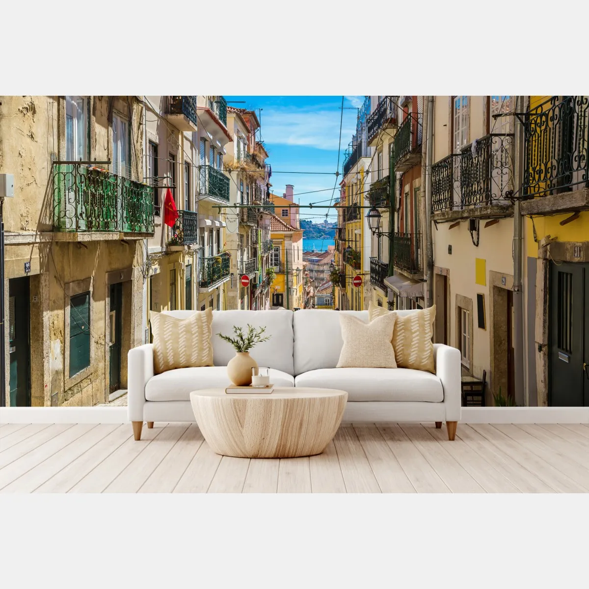 Fototapeta stara ulica w Lizbonie w słoneczny dzień – Wallissimo® Fototapeta stara ulica w Lizbonie w słoneczny dzień – Wallissimo®