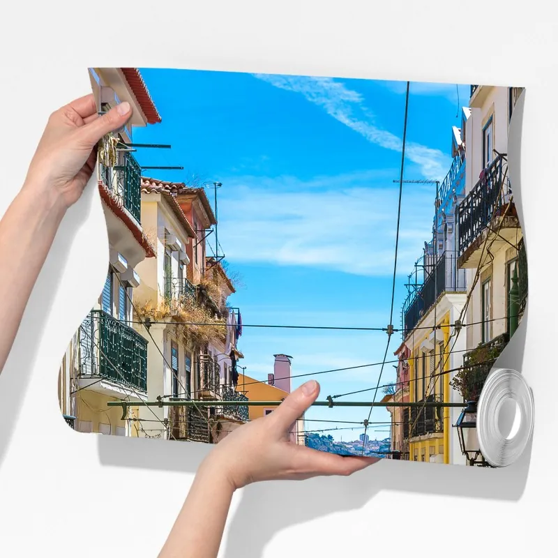 Fototapeta stara ulica w Lizbonie w słoneczny dzień – Wallissimo® Fototapeta stara ulica w Lizbonie w słoneczny dzień – Wallissimo®