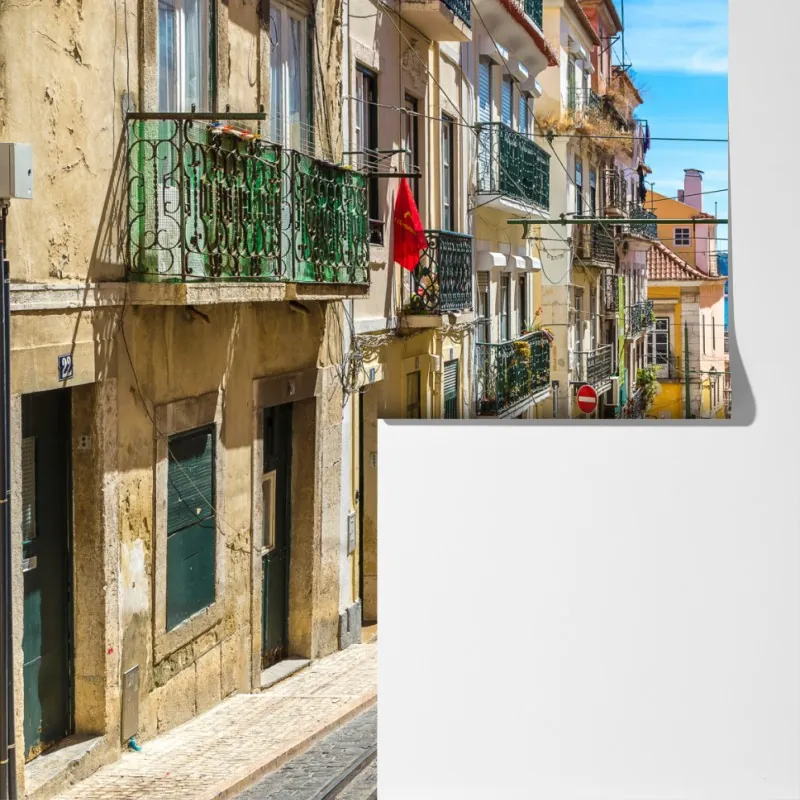 Fototapeta stara ulica w Lizbonie w słoneczny dzień – Wallissimo® Fototapeta stara ulica w Lizbonie w słoneczny dzień – Wallissimo®