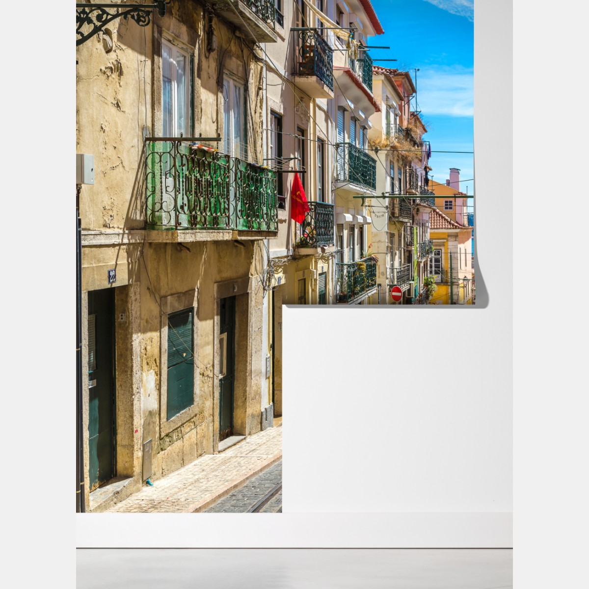Fototapeta stara ulica w Lizbonie w słoneczny dzień – Wallissimo® Fototapeta stara ulica w Lizbonie w słoneczny dzień – Wallissimo®