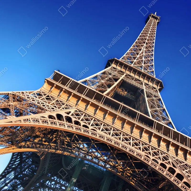 Fototapeta Wieża Eiffla z bliska w Paryżu – Wallissimo® Fototapeta Wieża Eiffla z bliska w Paryżu – Wallissimo®