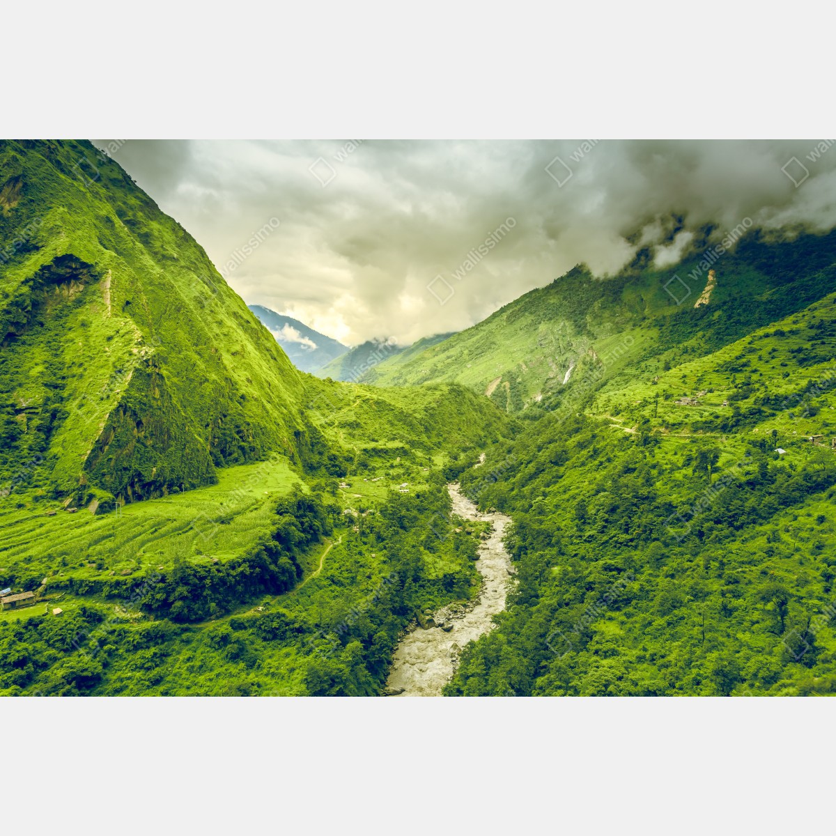 Fototapeta bujna zielona dolina górska z rzeką – Wallissimo® Fototapeta bujna zielona dolina górska z rzeką – Wallissimo®