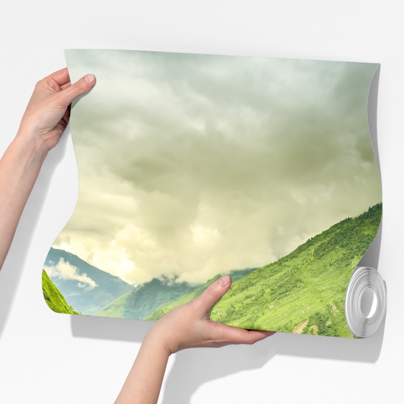 Fototapeta bujna zielona dolina górska z rzeką – Wallissimo® Fototapeta bujna zielona dolina górska z rzeką – Wallissimo®