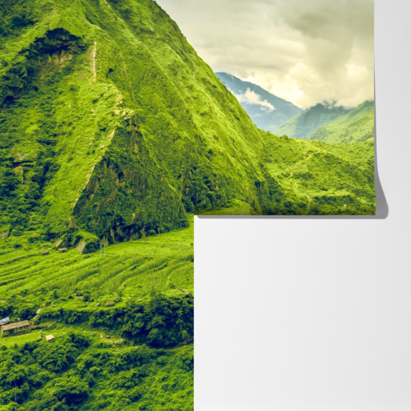 Fototapeta bujna zielona dolina górska z rzeką – Wallissimo® Fototapeta bujna zielona dolina górska z rzeką – Wallissimo®