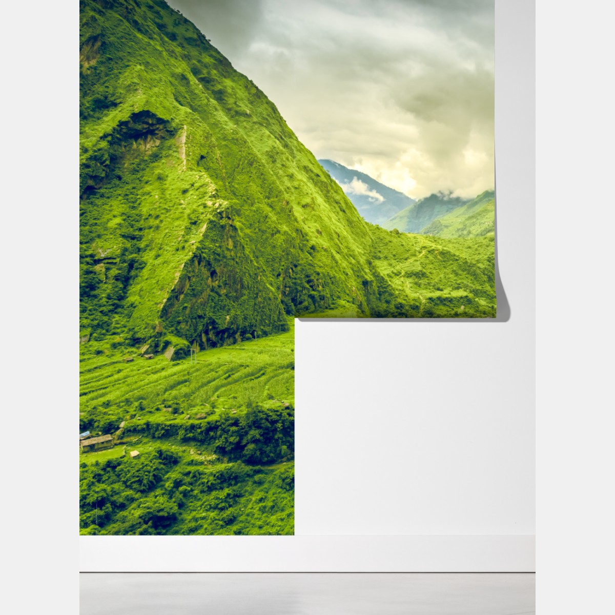 Fototapeta bujna zielona dolina górska z rzeką – Wallissimo® Fototapeta bujna zielona dolina górska z rzeką – Wallissimo®