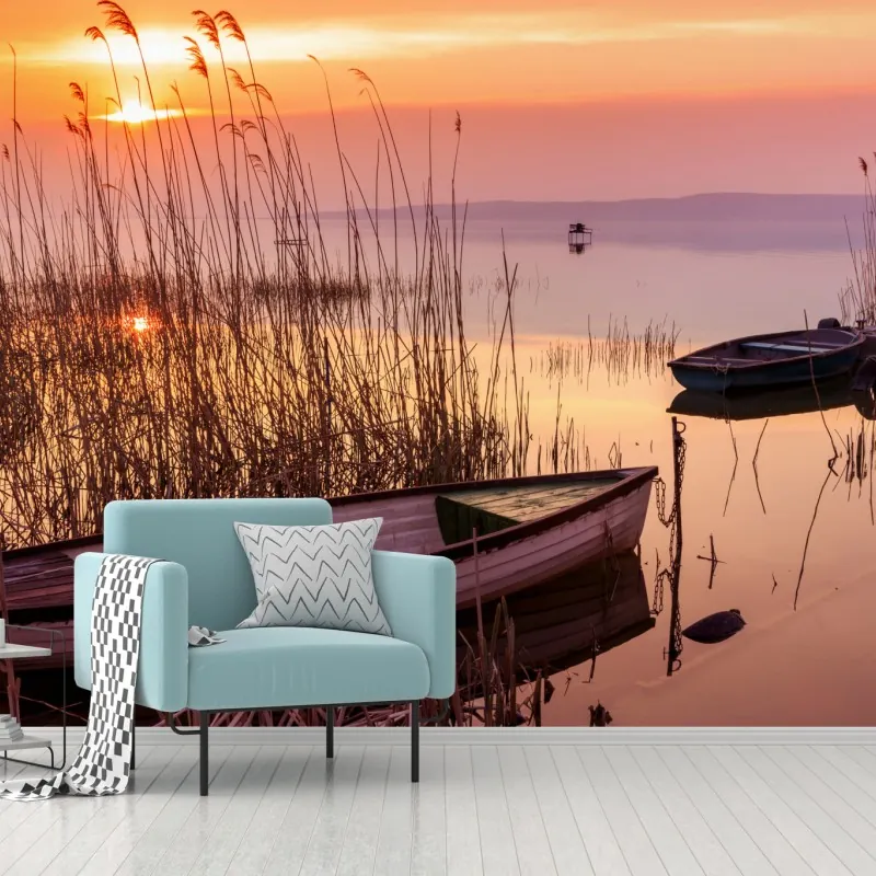 Fototapeta zachód słońca nad jeziorem z zacumowanymi łodziami – Wallissimo® Fototapeta zachód słońca nad jeziorem z zacumowanymi łodziami – Wallissimo®