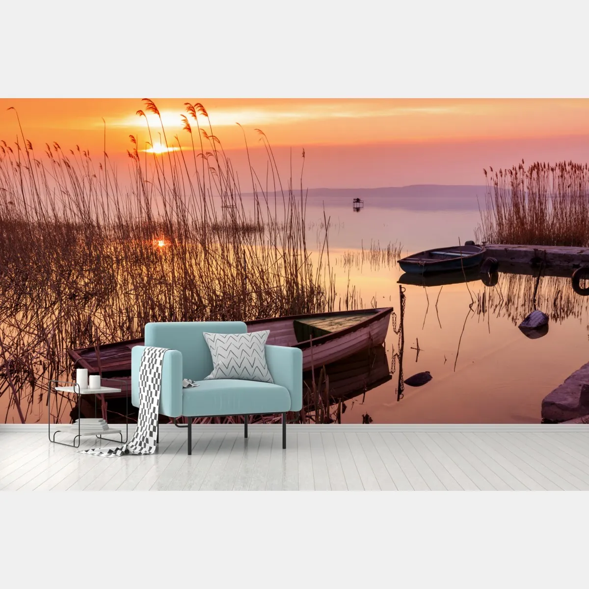 Fototapeta zachód słońca nad jeziorem z zacumowanymi łodziami – Wallissimo® Fototapeta zachód słońca nad jeziorem z zacumowanymi łodziami – Wallissimo®