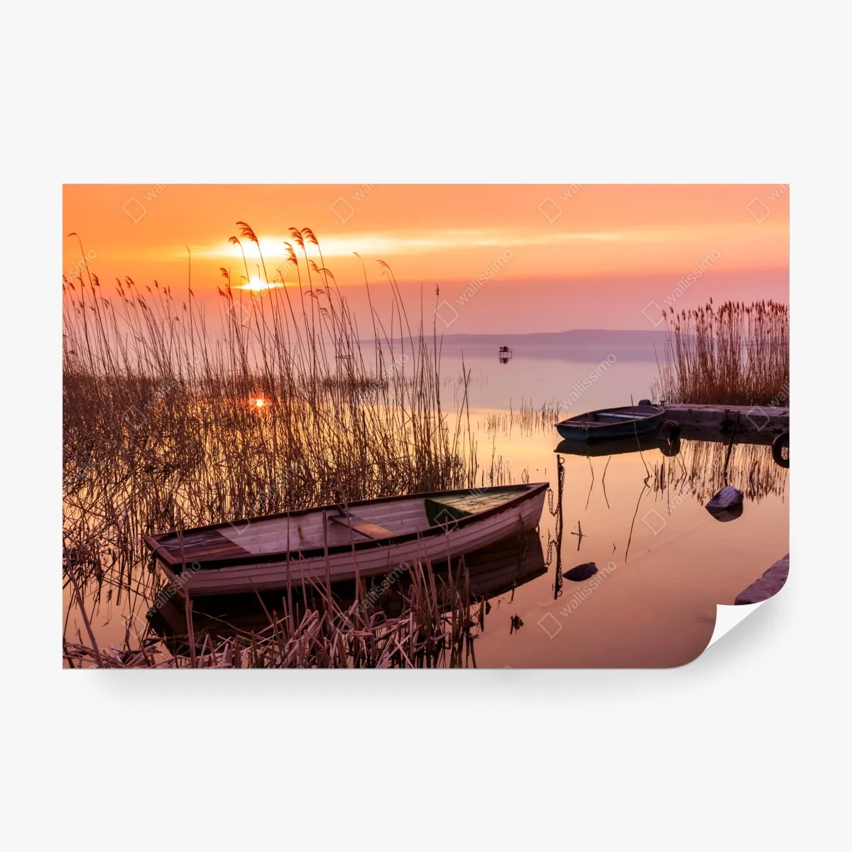 Fototapeta zachód słońca nad jeziorem z zacumowanymi łodziami – Wallissimo® Fototapeta zachód słońca nad jeziorem z zacumowanymi łodziami – Wallissimo®