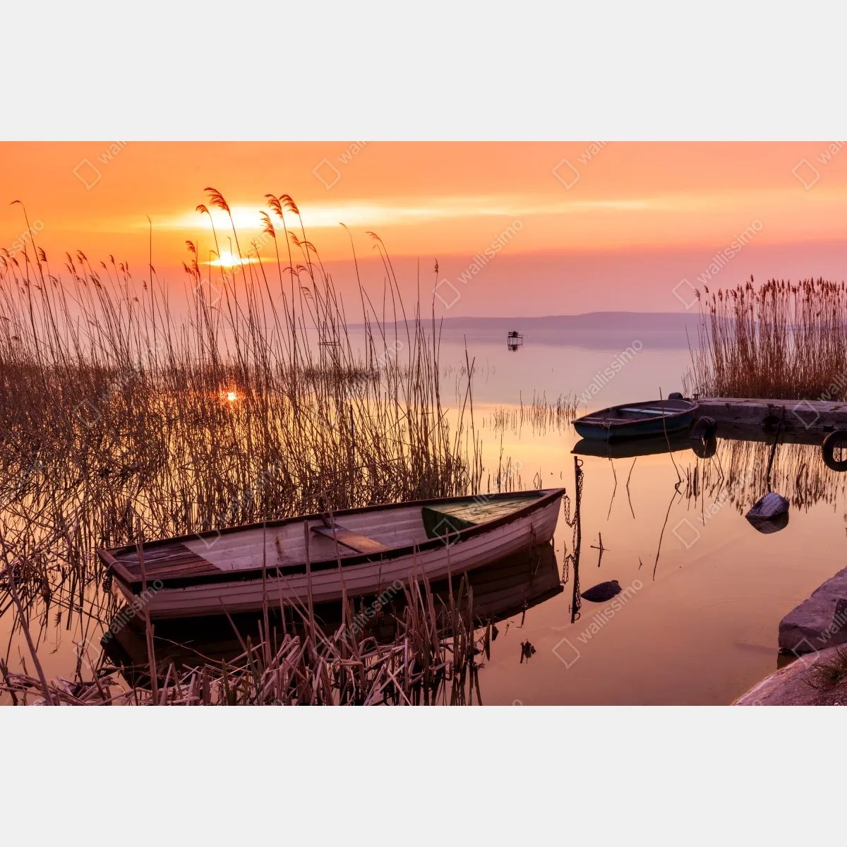 Fototapeta zachód słońca nad jeziorem z zacumowanymi łodziami – Wallissimo® Fototapeta zachód słońca nad jeziorem z zacumowanymi łodziami – Wallissimo®