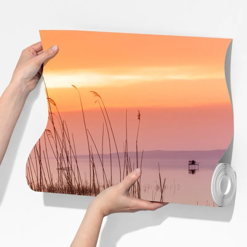 Fototapeta zachód słońca nad jeziorem z zacumowanymi łodziami – Wallissimo® Fototapeta zachód słońca nad jeziorem z zacumowanymi łodziami – Wallissimo®