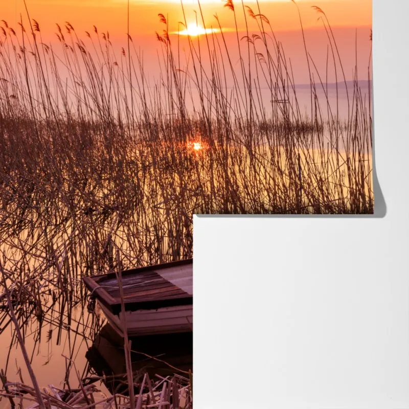 Fototapeta zachód słońca nad jeziorem z zacumowanymi łodziami – Wallissimo® Fototapeta zachód słońca nad jeziorem z zacumowanymi łodziami – Wallissimo®