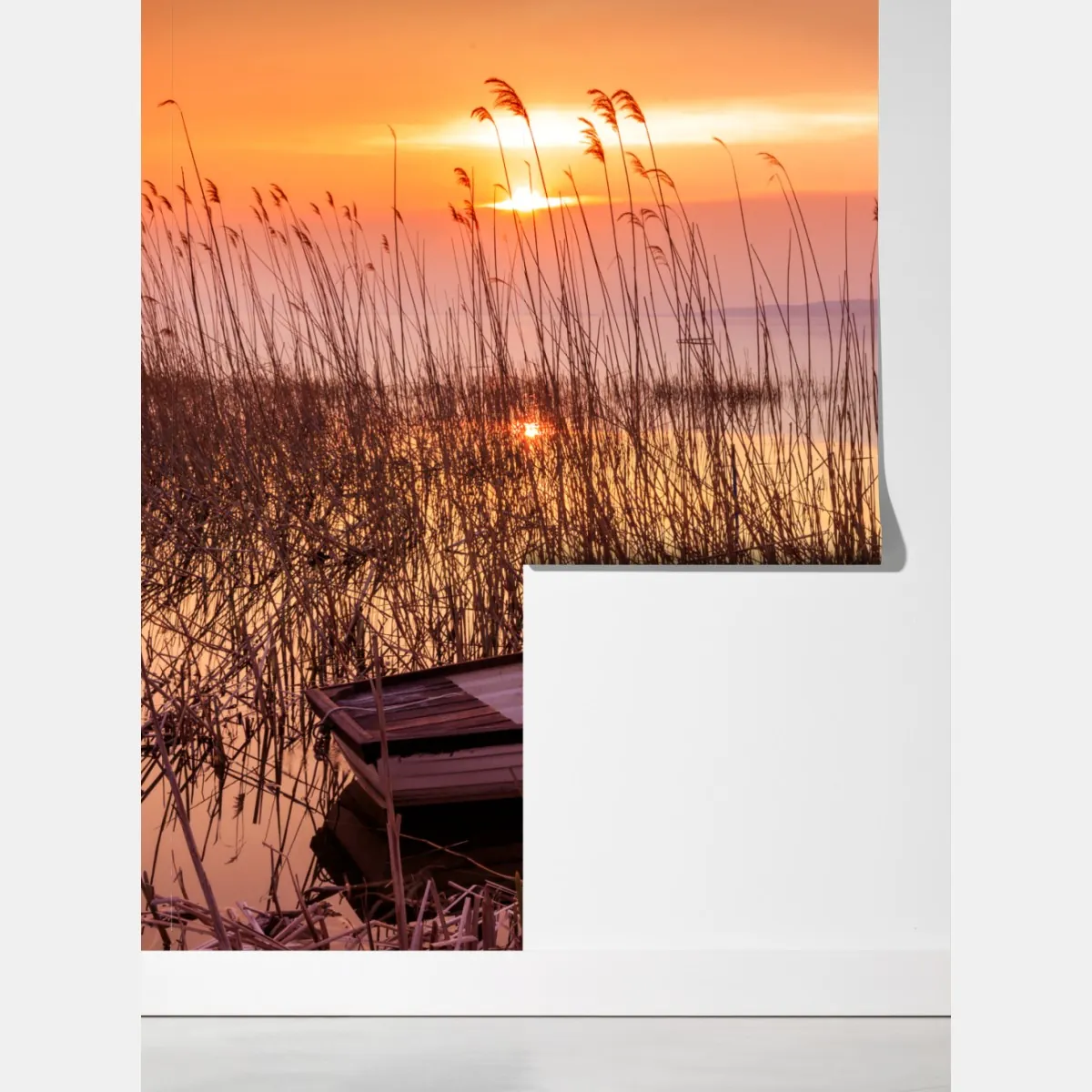 Fototapeta zachód słońca nad jeziorem z zacumowanymi łodziami – Wallissimo® Fototapeta zachód słońca nad jeziorem z zacumowanymi łodziami – Wallissimo®