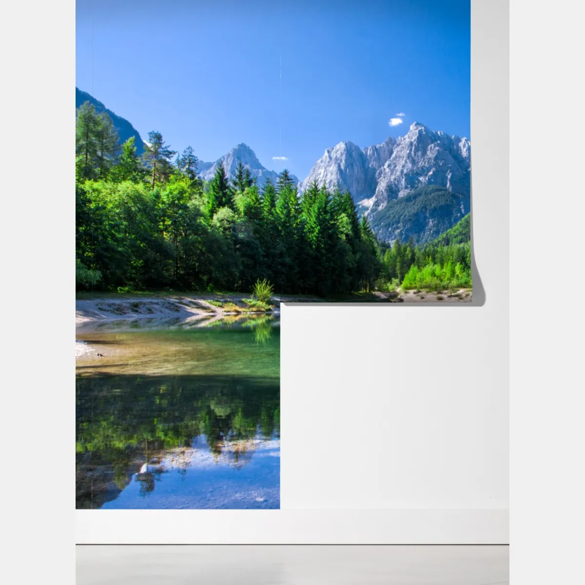 Fototapeta alpejskie jezioro z odbiciem w zielonych górach – Wallissimo® Fototapeta alpejskie jezioro z odbiciem w zielonych górach – Wallissimo®