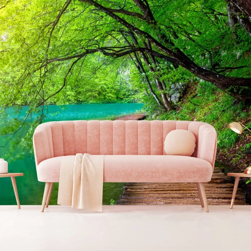 Fototapeta spokojny drewniany pomost nad jeziorem w zielonym lesie – Wallissimo® Fototapeta spokojny drewniany pomost nad jeziorem w zielonym lesie – Wallissimo®