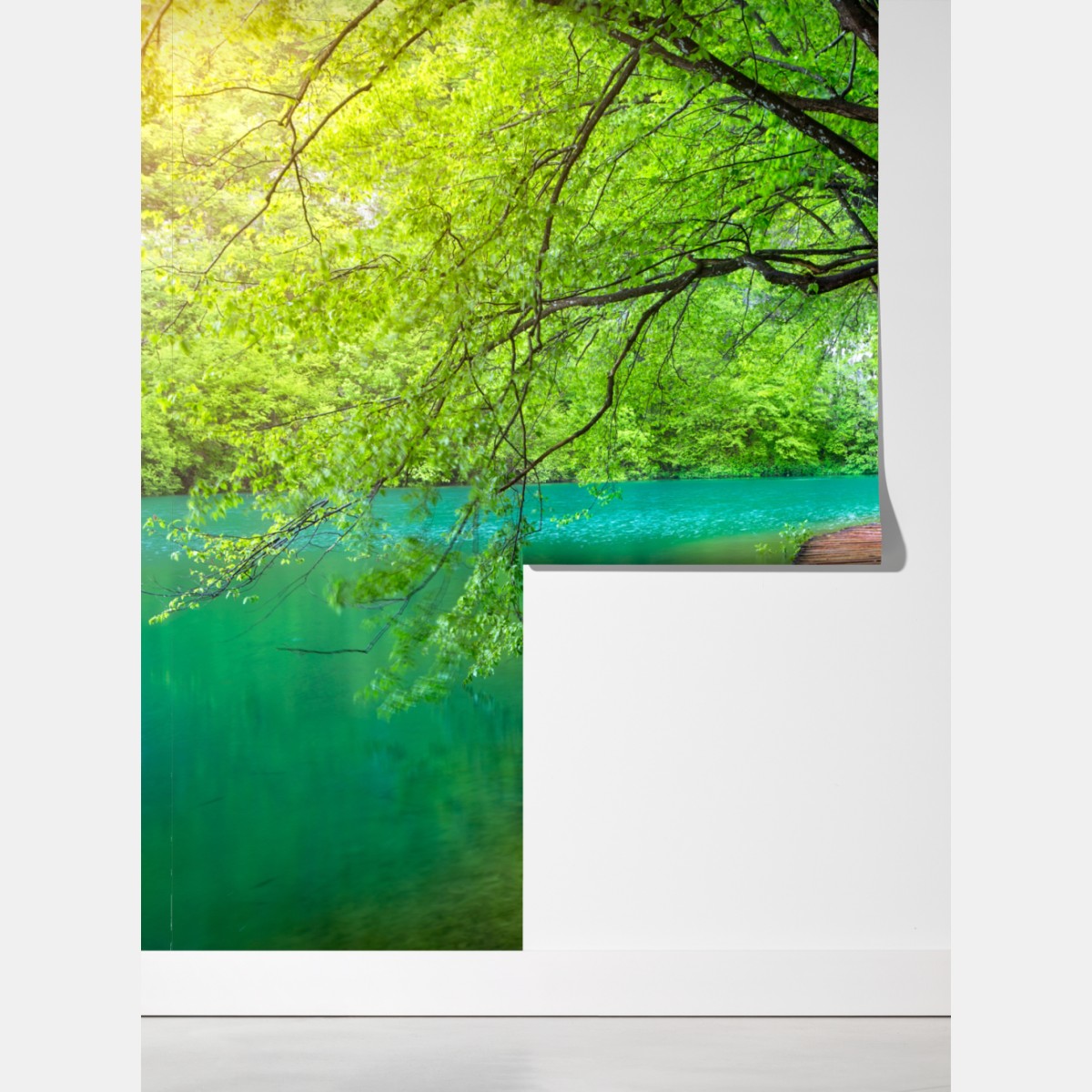 Fototapeta spokojny drewniany pomost nad jeziorem w zielonym lesie – Wallissimo® Fototapeta spokojny drewniany pomost nad jeziorem w zielonym lesie – Wallissimo®