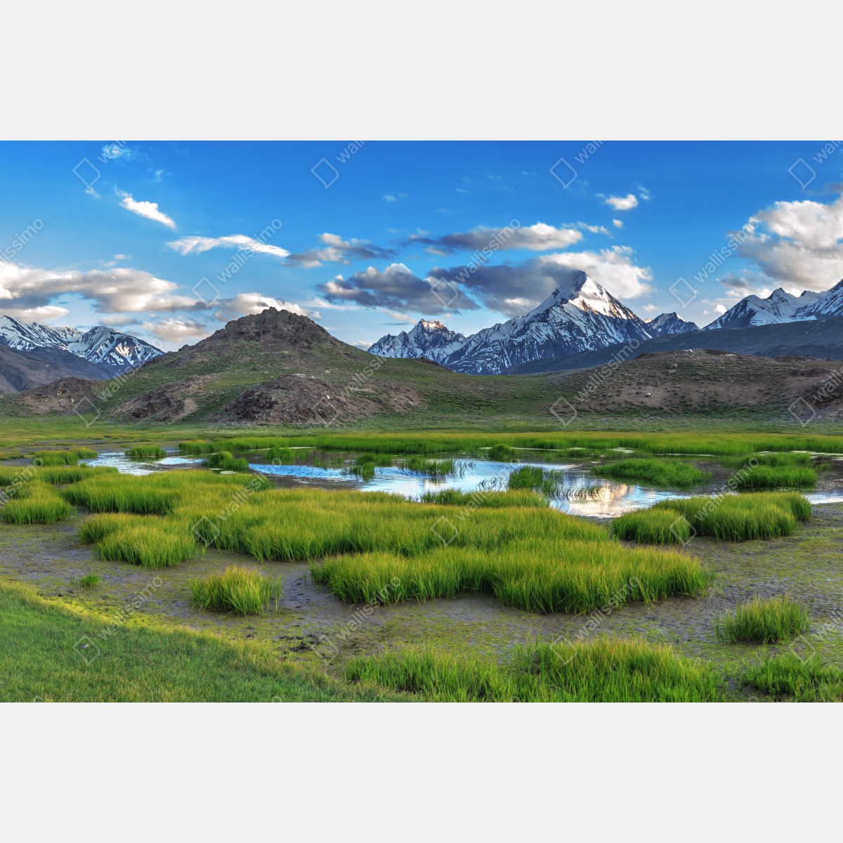 Fototapeta spokojne jezioro górskie w Himalajach latem – Wallissimo® Fototapeta spokojne jezioro górskie w Himalajach latem – Wallissimo®