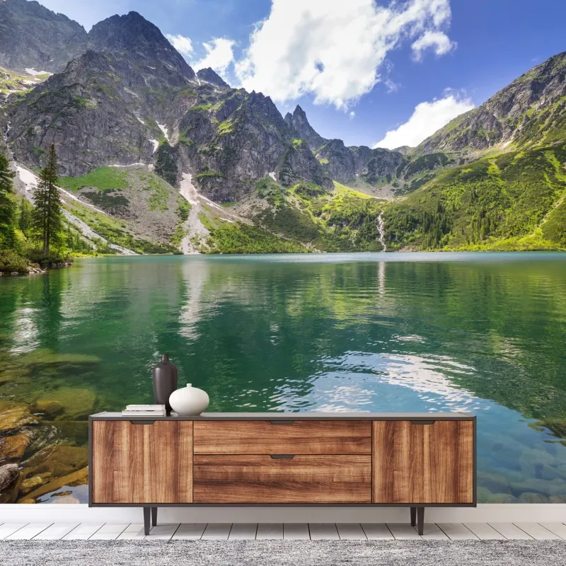 Fototapeta spokojne szmaragdowe jezioro górskie ze skalistymi szczytami – Wallissimo® Fototapeta spokojne szmaragdowe jezioro górskie ze skalistymi szczytami – Wallissimo®