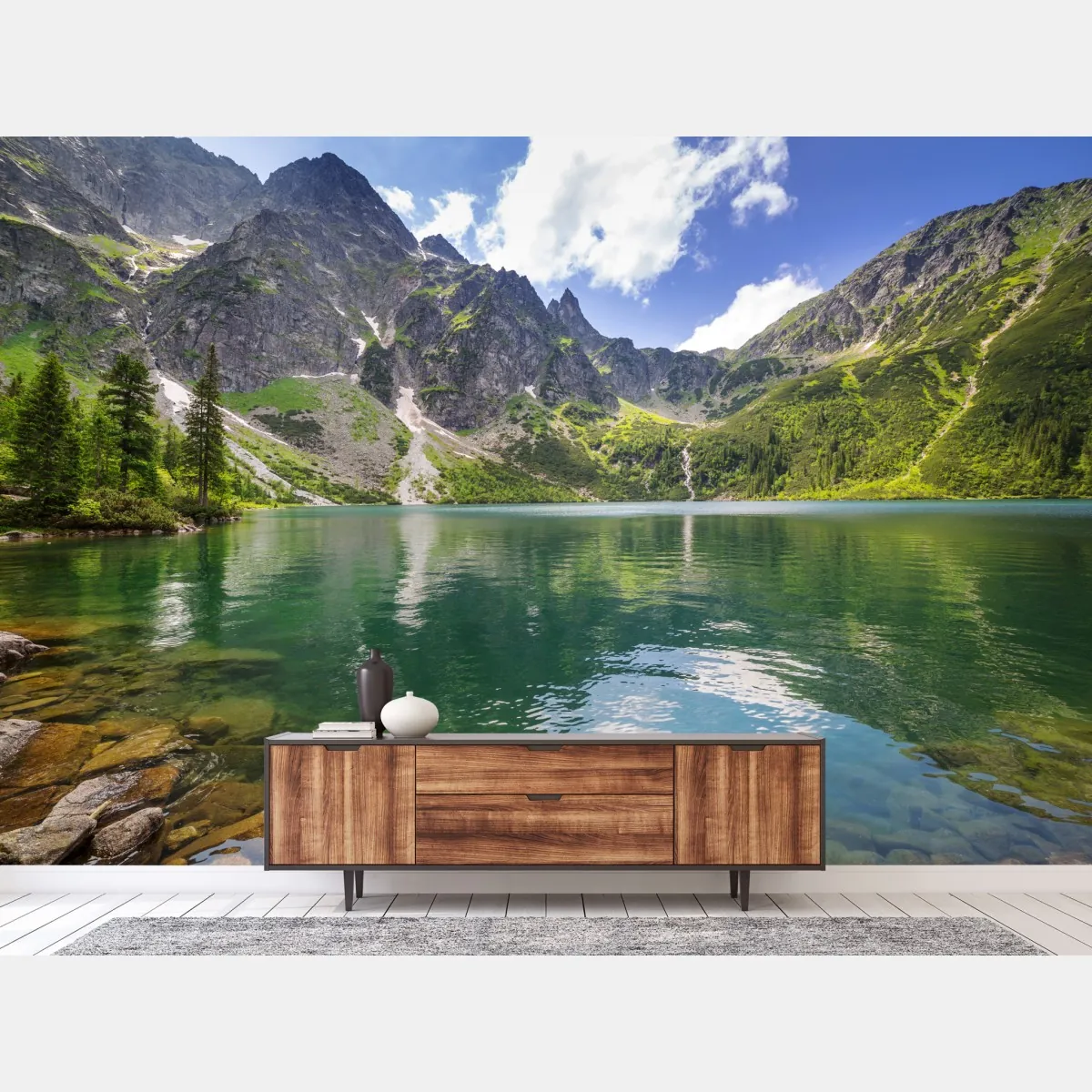 Fototapeta spokojne szmaragdowe jezioro górskie ze skalistymi szczytami – Wallissimo® Fototapeta spokojne szmaragdowe jezioro górskie ze skalistymi szczytami – Wallissimo®