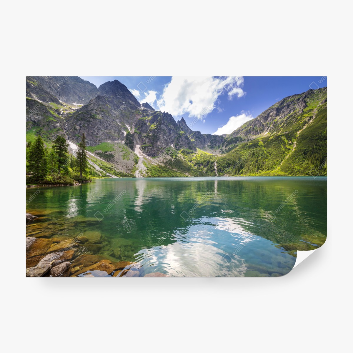 Fototapeta spokojne szmaragdowe jezioro górskie ze skalistymi szczytami – Wallissimo® Fototapeta spokojne szmaragdowe jezioro górskie ze skalistymi szczytami – Wallissimo®