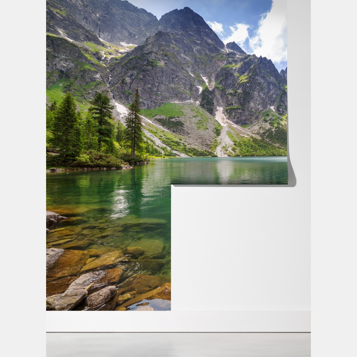 Fototapeta spokojne szmaragdowe jezioro górskie ze skalistymi szczytami – Wallissimo® Fototapeta spokojne szmaragdowe jezioro górskie ze skalistymi szczytami – Wallissimo®