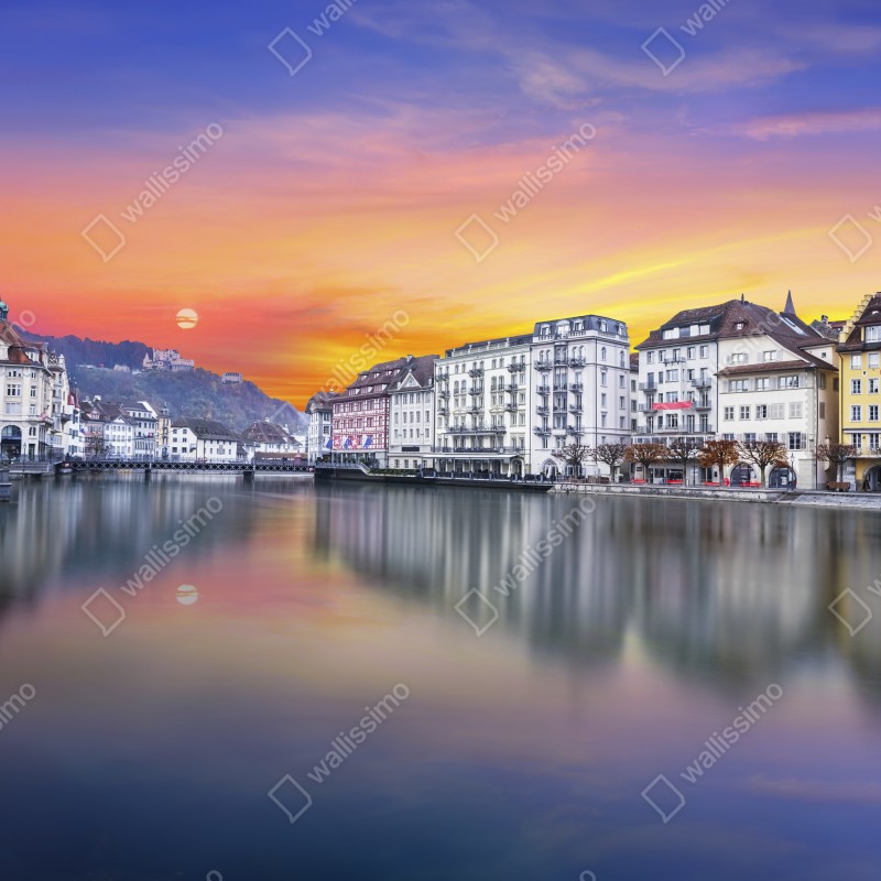 Fototapeta Lucerna nad rzeką o zmierzchu – Wallissimo® Fototapeta Lucerna nad rzeką o zmierzchu – Wallissimo®