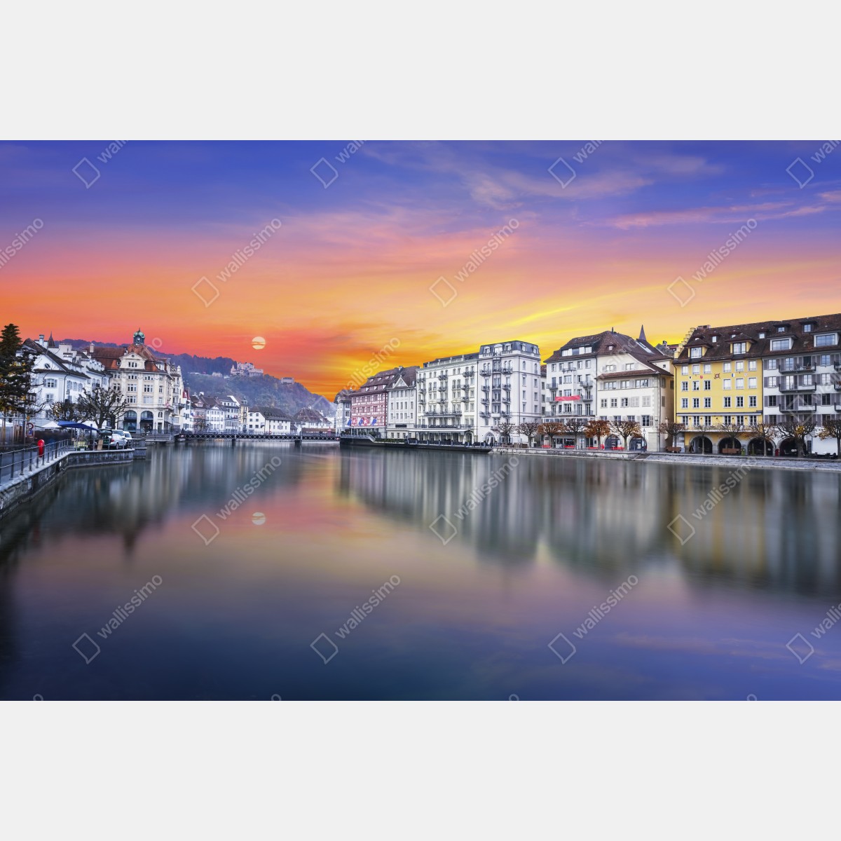 Fototapeta Lucerna nad rzeką o zmierzchu – Wallissimo® Fototapeta Lucerna nad rzeką o zmierzchu – Wallissimo®