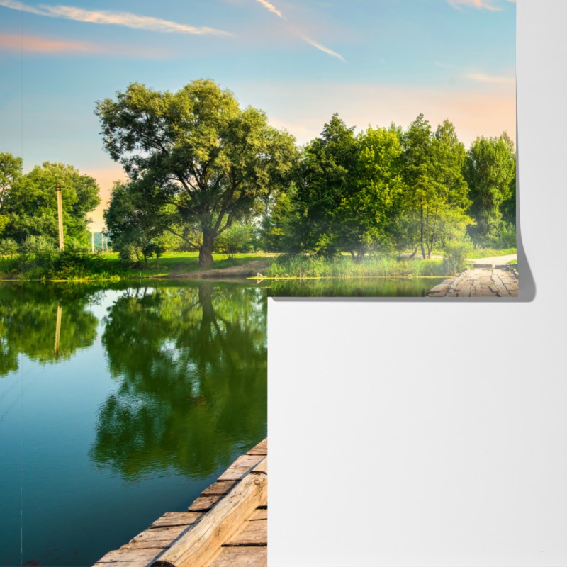 Fototapeta słoneczny drewniany most nad spokojnym jeziorem – Wallissimo® Fototapeta słoneczny drewniany most nad spokojnym jeziorem – Wallissimo®