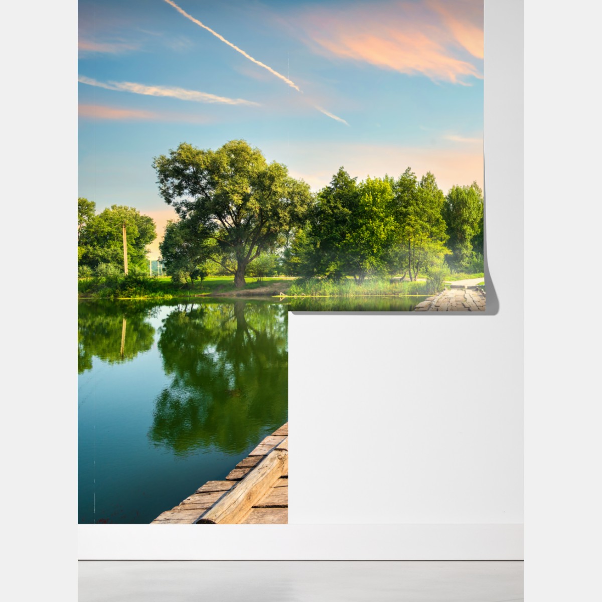 Fototapeta słoneczny drewniany most nad spokojnym jeziorem – Wallissimo® Fototapeta słoneczny drewniany most nad spokojnym jeziorem – Wallissimo®