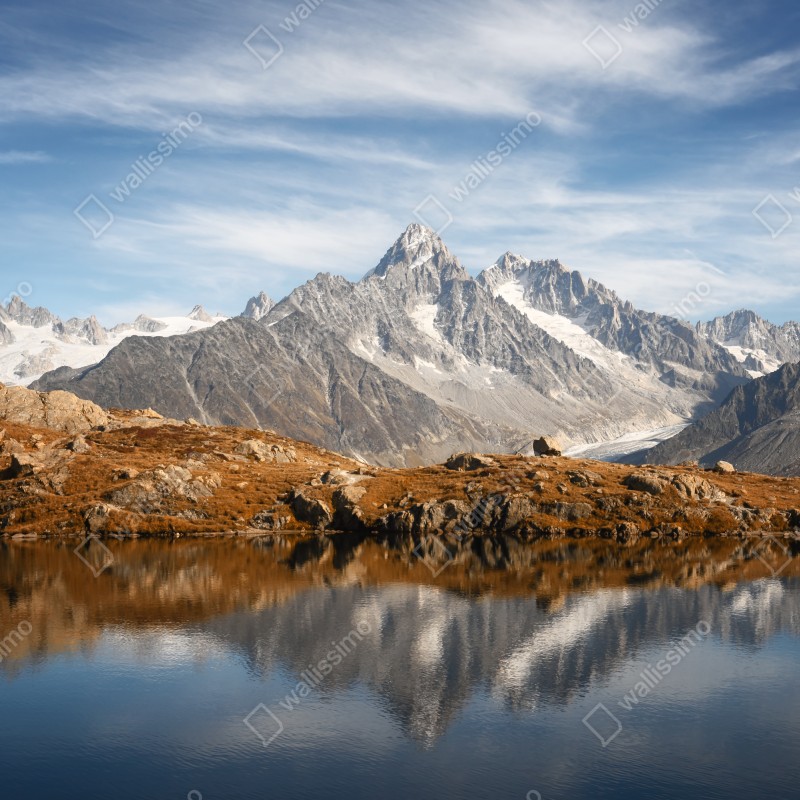 Fototapeta spokojne alpejskie szczyty odbite w jeziorze – Wallissimo® Fototapeta spokojne alpejskie szczyty odbite w jeziorze – Wallissimo®