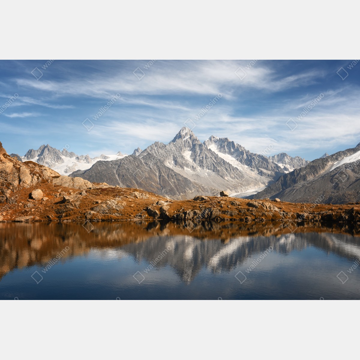 Fototapeta spokojne alpejskie szczyty odbite w jeziorze – Wallissimo® Fototapeta spokojne alpejskie szczyty odbite w jeziorze – Wallissimo®