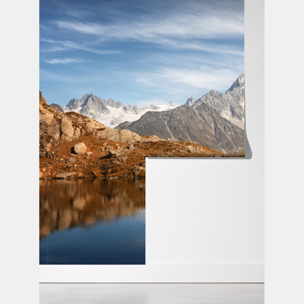 Fototapeta spokojne alpejskie szczyty odbite w jeziorze – Wallissimo® Fototapeta spokojne alpejskie szczyty odbite w jeziorze – Wallissimo®