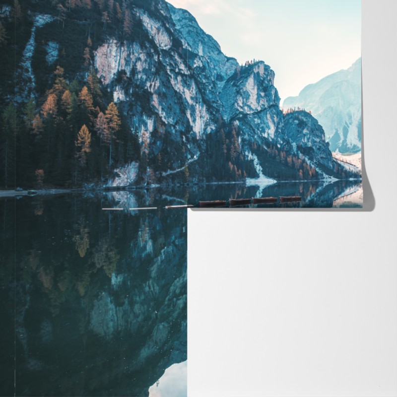 Fototapeta spokojny poranek nad jeziorem Braies, Dolomity – Wallissimo® Fototapeta spokojny poranek nad jeziorem Braies, Dolomity – Wallissimo®