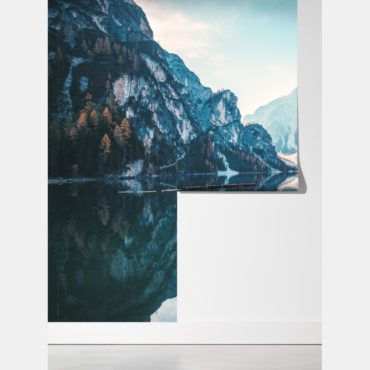Fototapeta spokojny poranek nad jeziorem Braies, Dolomity – Wallissimo® Fototapeta spokojny poranek nad jeziorem Braies, Dolomity – Wallissimo®