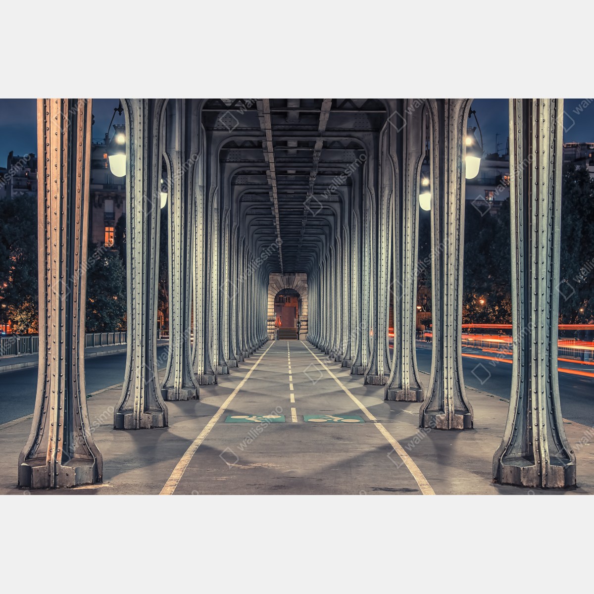 Fototapeta symetryczny korytarz stalowego mostu nocą – Wallissimo® Fototapeta symetryczny korytarz stalowego mostu nocą – Wallissimo®