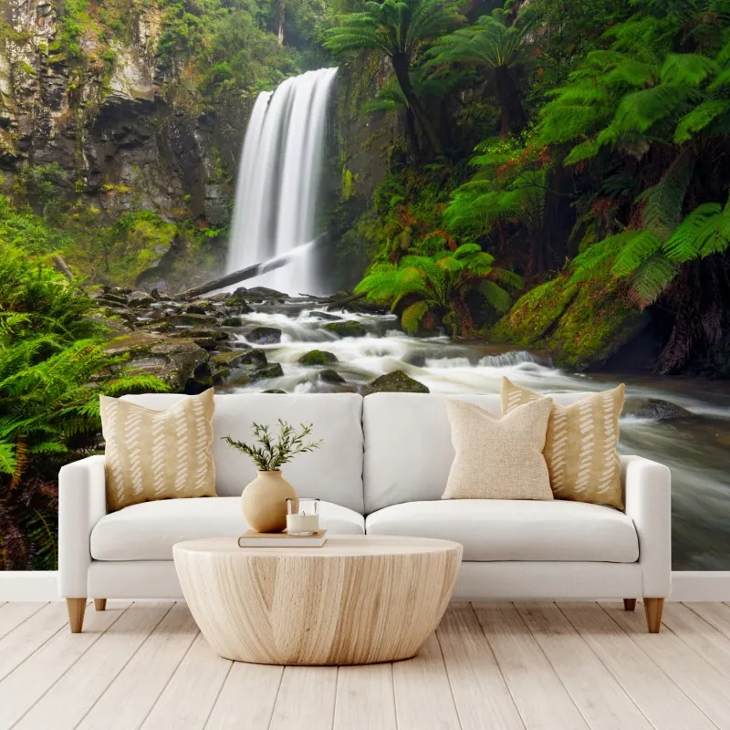 Fototapeta lśniący wodospad w lesie pełnym paproci – Wallissimo® Fototapeta lśniący wodospad w lesie pełnym paproci – Wallissimo®