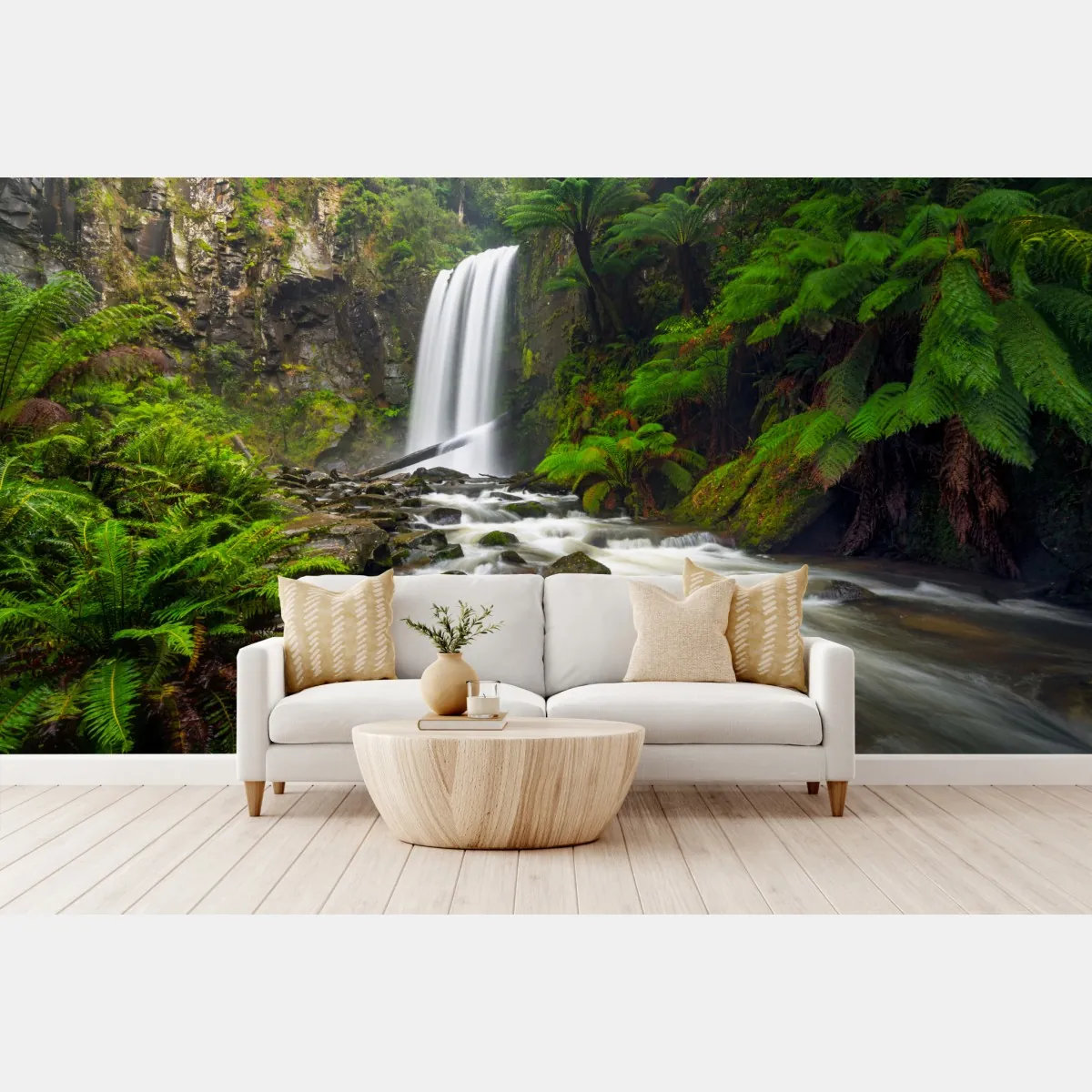 Fototapeta lśniący wodospad w lesie pełnym paproci – Wallissimo® Fototapeta lśniący wodospad w lesie pełnym paproci – Wallissimo®