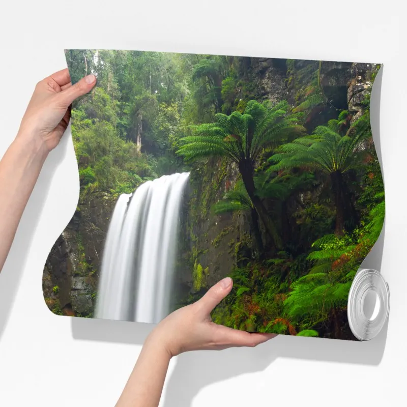 Fototapeta lśniący wodospad w lesie pełnym paproci – Wallissimo® Fototapeta lśniący wodospad w lesie pełnym paproci – Wallissimo®