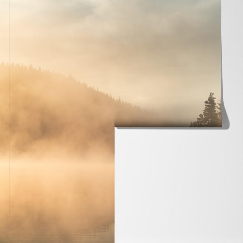 Fototapeta mglisty wschód słońca nad leśnym jeziorem – Wallissimo® Fototapeta mglisty wschód słońca nad leśnym jeziorem – Wallissimo®