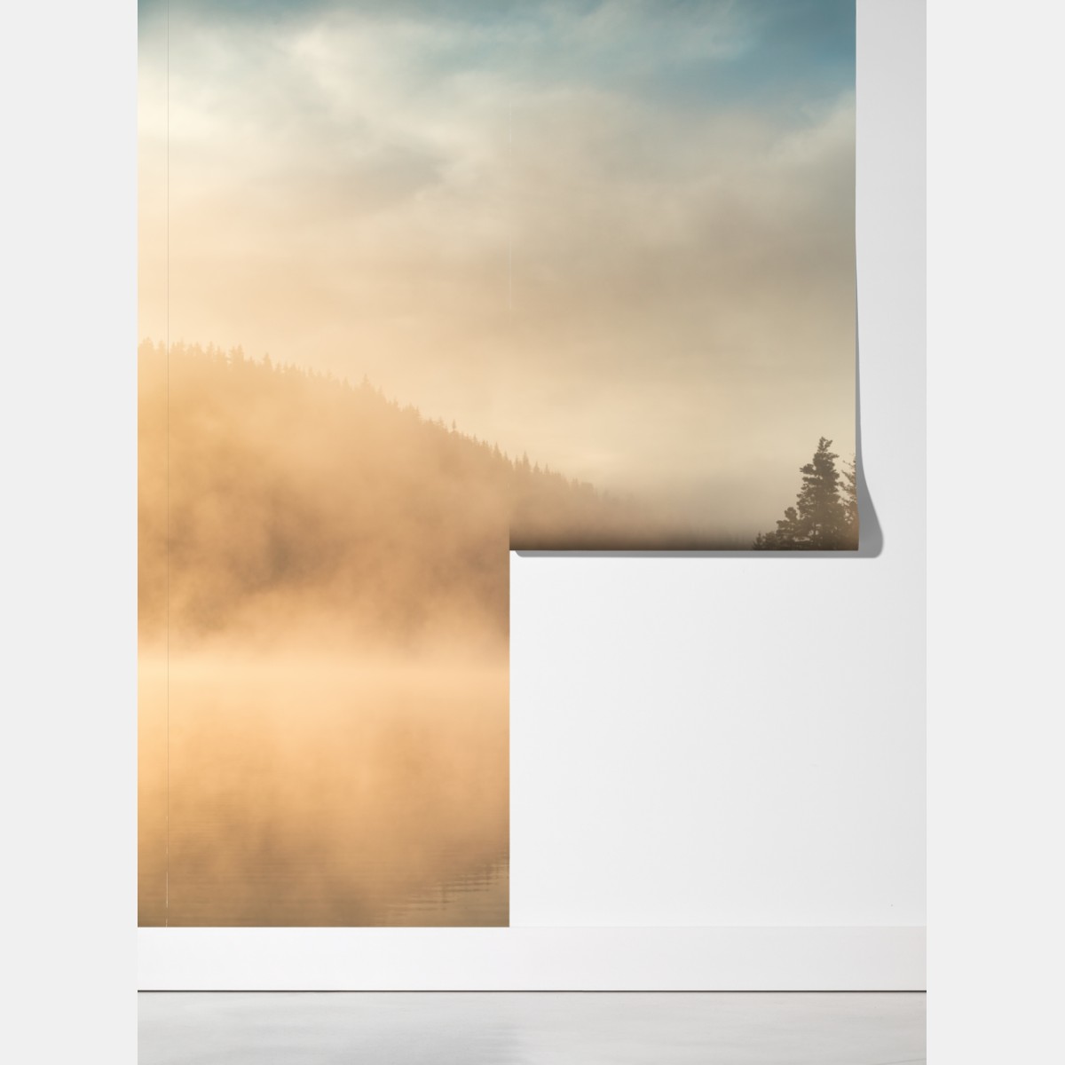 Fototapeta mglisty wschód słońca nad leśnym jeziorem – Wallissimo® Fototapeta mglisty wschód słońca nad leśnym jeziorem – Wallissimo®