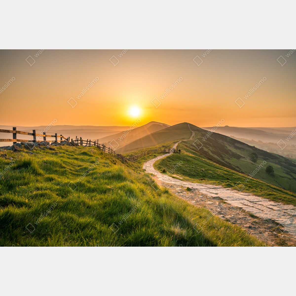 Fototapeta wschód słońca nad zielonymi pagórkami – Wallissimo® Fototapeta wschód słońca nad zielonymi pagórkami – Wallissimo®