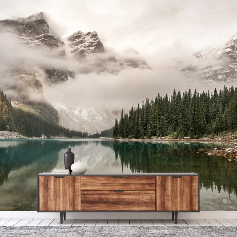 Fototapeta mglista górska tafla jeziora – Wallissimo® Fototapeta mglista górska tafla jeziora – Wallissimo®