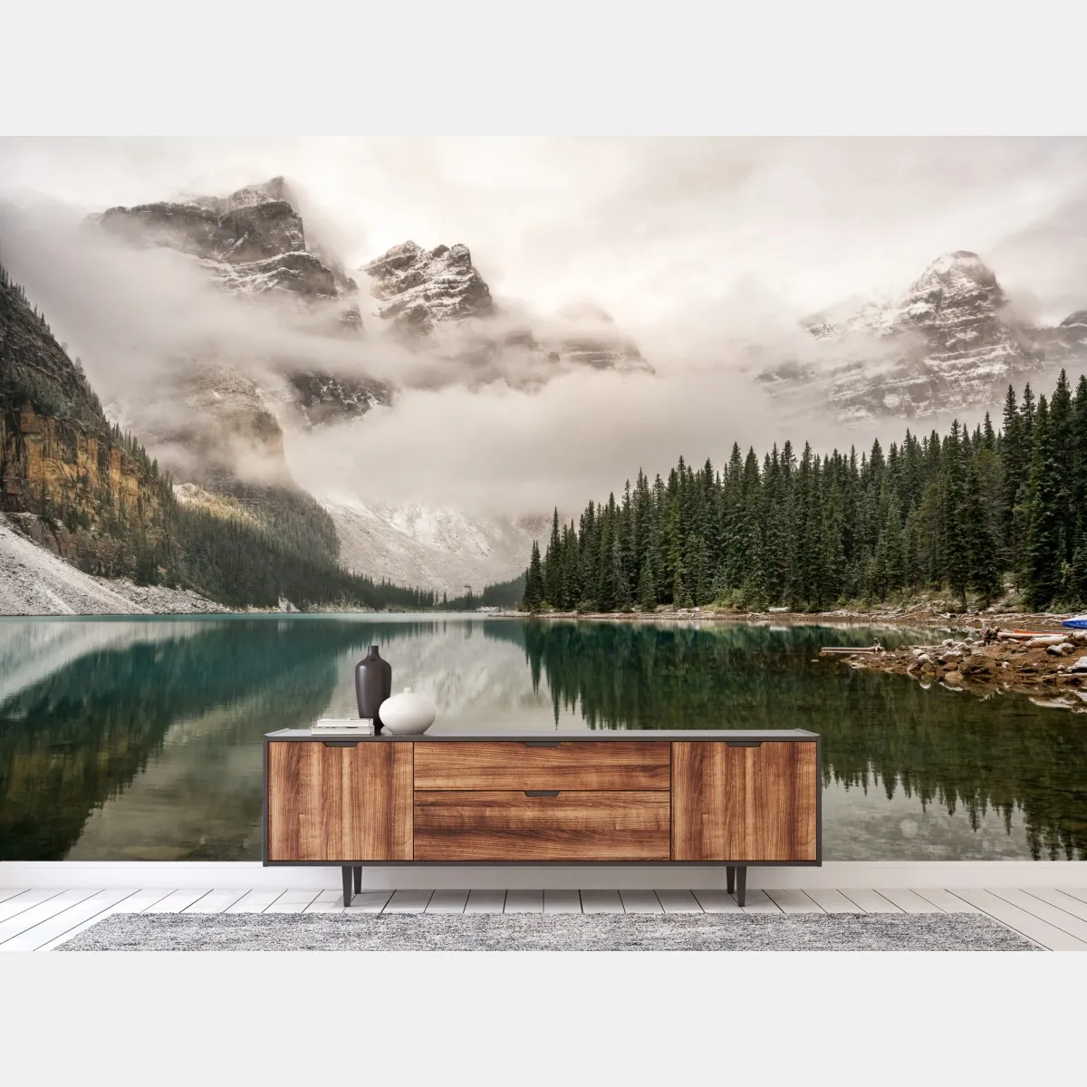 Fototapeta mglista górska tafla jeziora – Wallissimo® Fototapeta mglista górska tafla jeziora – Wallissimo®