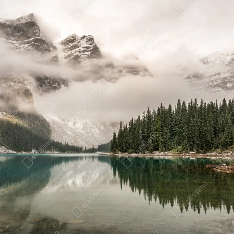 Fototapeta mglista górska tafla jeziora – Wallissimo® Fototapeta mglista górska tafla jeziora – Wallissimo®