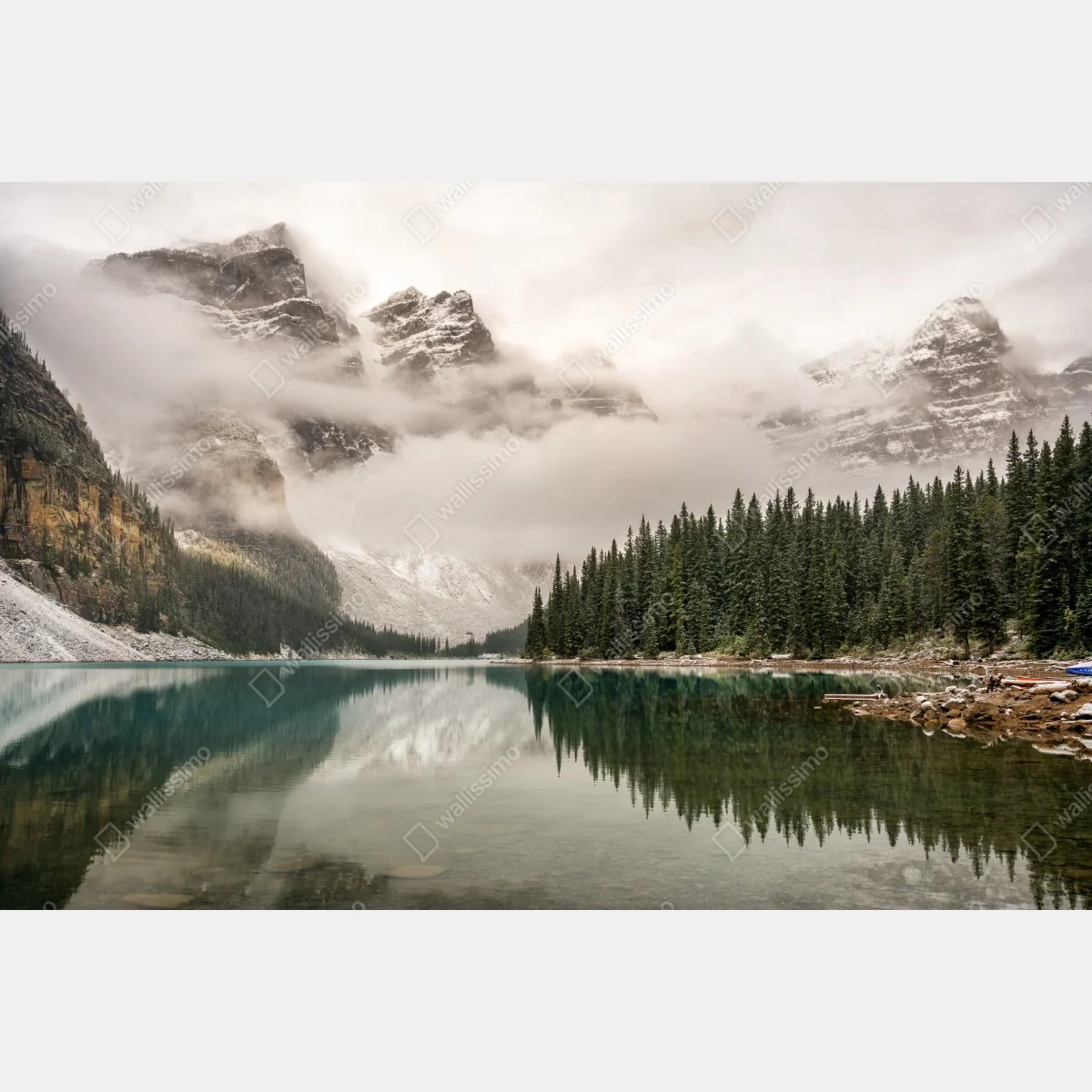 Fototapeta mglista górska tafla jeziora – Wallissimo® Fototapeta mglista górska tafla jeziora – Wallissimo®