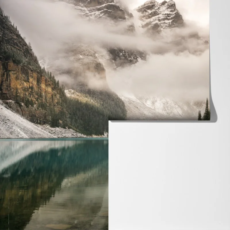 Fototapeta mglista górska tafla jeziora – Wallissimo® Fototapeta mglista górska tafla jeziora – Wallissimo®