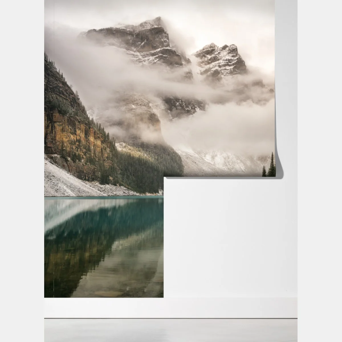 Fototapeta mglista górska tafla jeziora – Wallissimo® Fototapeta mglista górska tafla jeziora – Wallissimo®