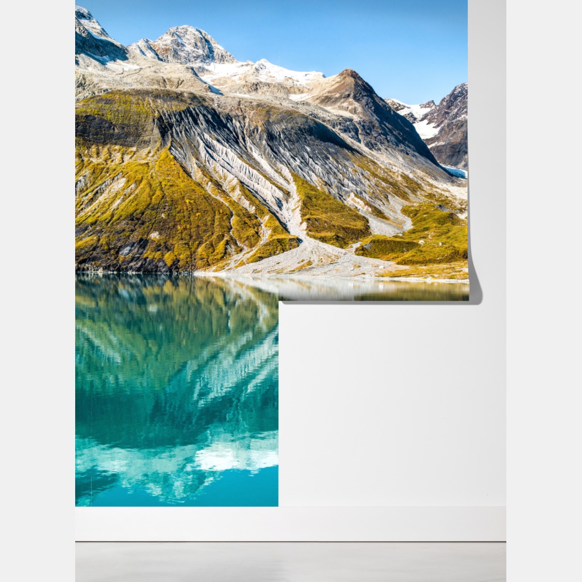 Fototapeta spokojne alpejskie jezioro z ośnieżonymi szczytami – Wallissimo® Fototapeta spokojne alpejskie jezioro z ośnieżonymi szczytami – Wallissimo®