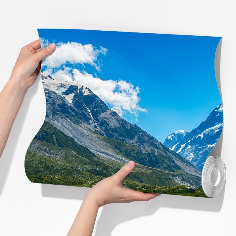 Fototapeta kładka przez łąkę prowadząca do ośnieżonych szczytów – Wallissimo® Fototapeta kładka przez łąkę prowadząca do ośnieżonych szczytów – Wallissimo®