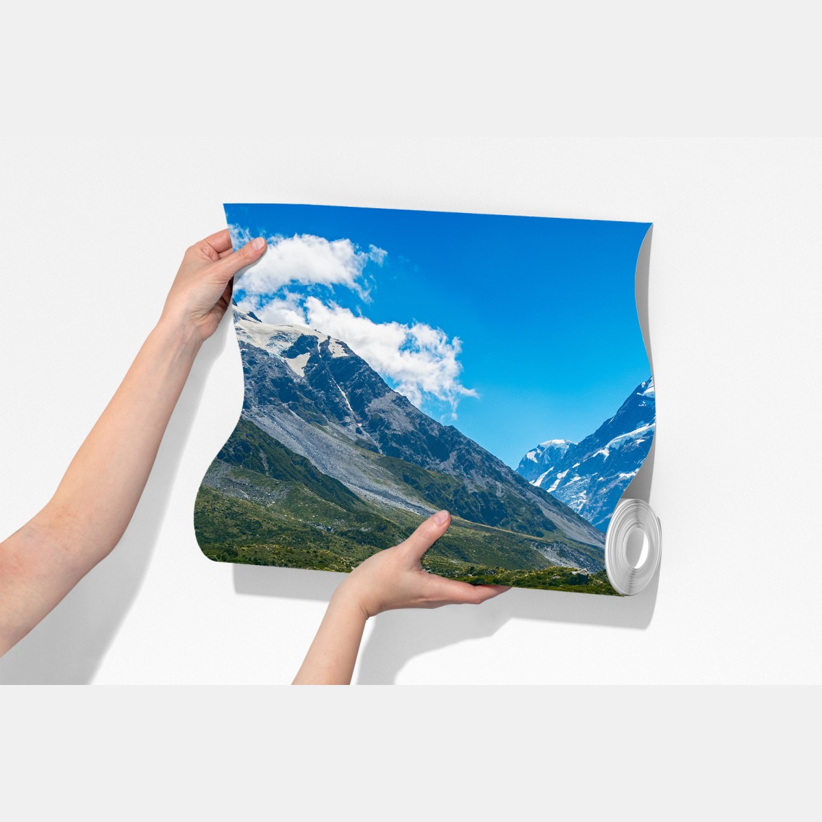 Fototapeta kładka przez łąkę prowadząca do ośnieżonych szczytów – Wallissimo® Fototapeta kładka przez łąkę prowadząca do ośnieżonych szczytów – Wallissimo®