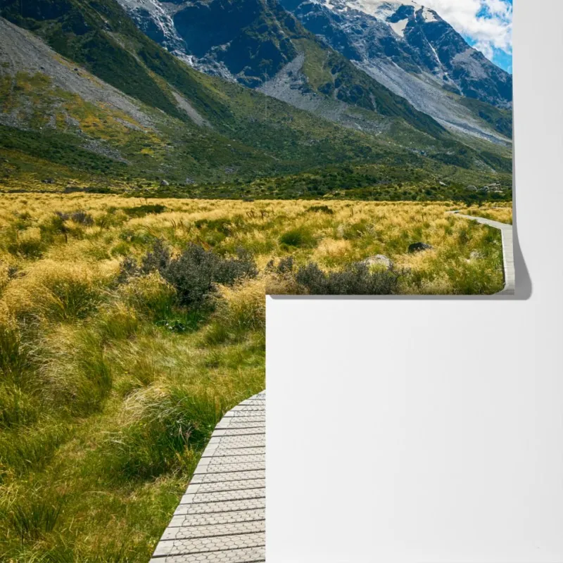 Fototapeta kładka przez łąkę prowadząca do ośnieżonych szczytów – Wallissimo® Fototapeta kładka przez łąkę prowadząca do ośnieżonych szczytów – Wallissimo®